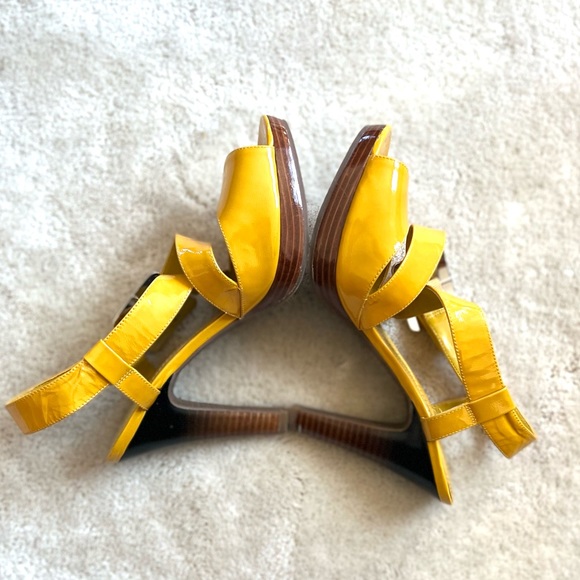 Mustard patent leather ankle strap pumps with ombré wooden heel - Picture 3 of 11